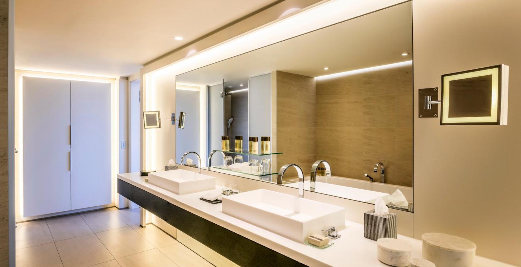 Hotel The 4*
